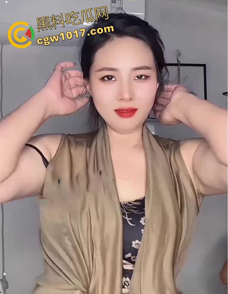 快手熟女网红【二娘肚皮舞】玩裸聊掰穴自慰喷尿!风韵犹存的微胖身材,犹如西瓜大的巨乳,比基尼骚裤下藏着久经沙场的肥穴!-2